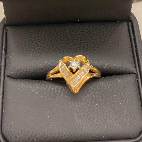 CLEAR OUT CLOSET ! 💯 Beautiful Diamond Heart Ring!